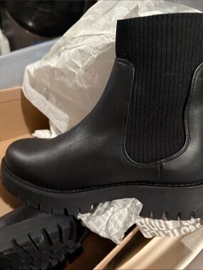 NEW Steve Madden Black Ribbed Chelsea Lug Ankle Boots